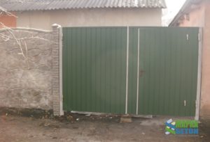 ворота из профнастила с калиткой внутри